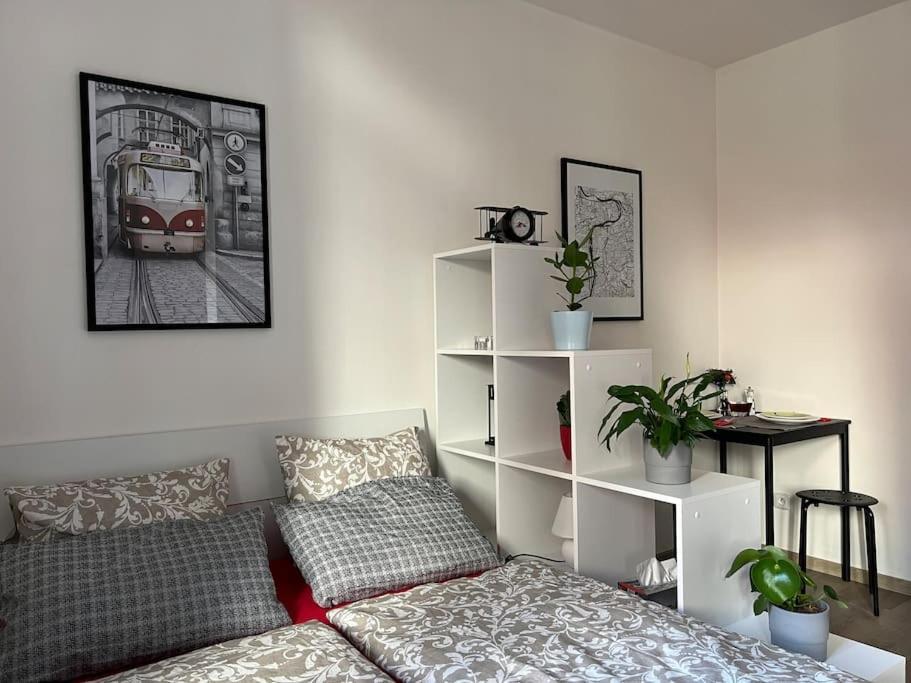 Modern Krymska & Francouzska Street Apartment *